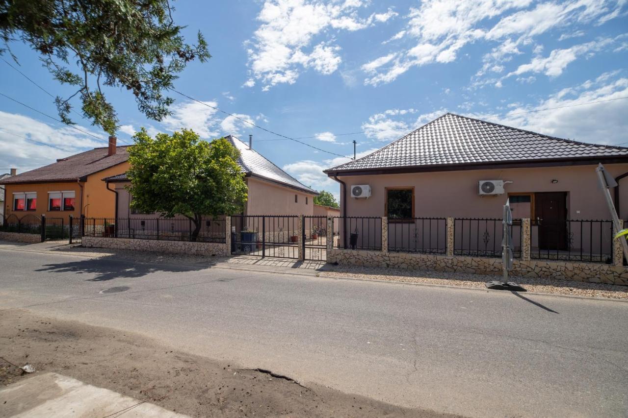 Ivanhoe Apartman Apartment Nyirbator Exterior photo